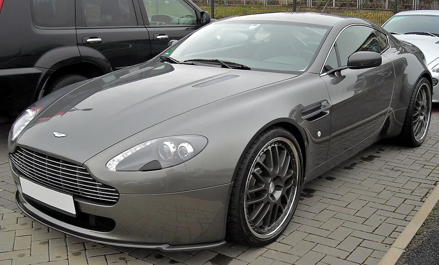 Aston Martin V8-Vantage — photo illustrative