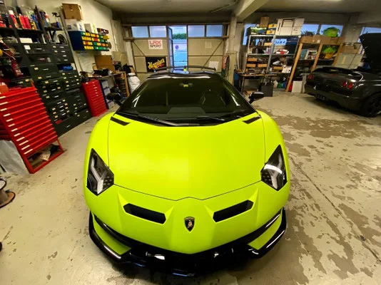 Lamborghini à l’atelier — vue avant