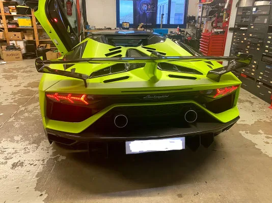 Lamborghini à l’atelier — vue arrière
